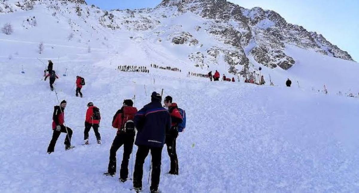 Una avalancha sepultó a una decena de esquiadores en Austria