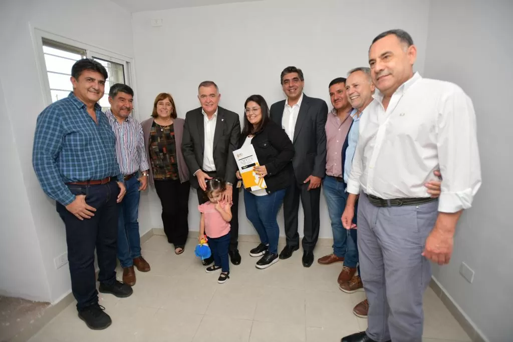 Osvaldo Jaldo entregó 67 casas en Villa Carmela