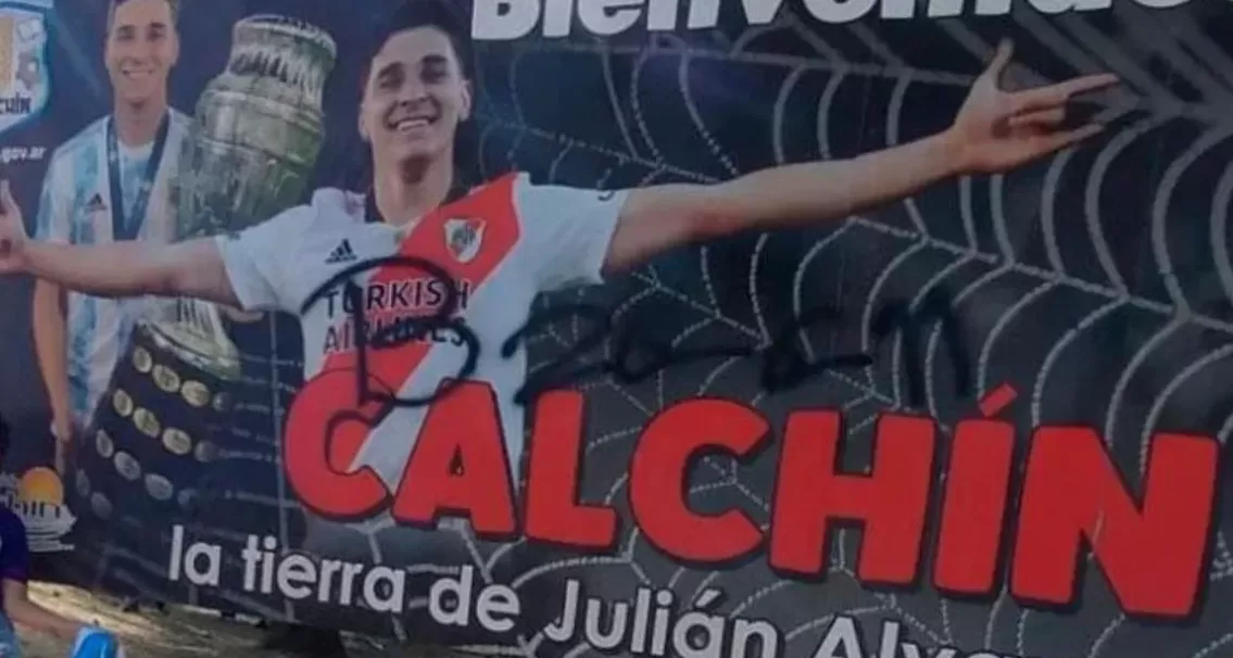 El cartel de bienvenida de Calchin en el que Julián Álvarez es protagonista, fue vandalizado en las últimas horas. 