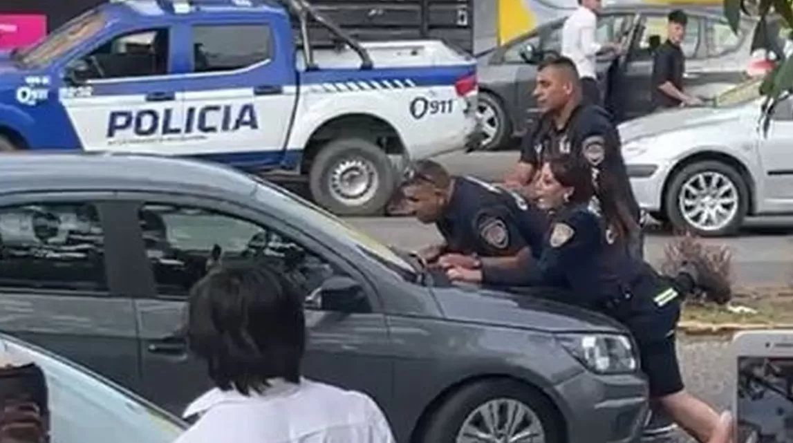 Córdoba: joven arrastró a policías en el capot de su auto