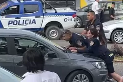 Evadió un control policial y arrastró a los agentes en el capot del auto