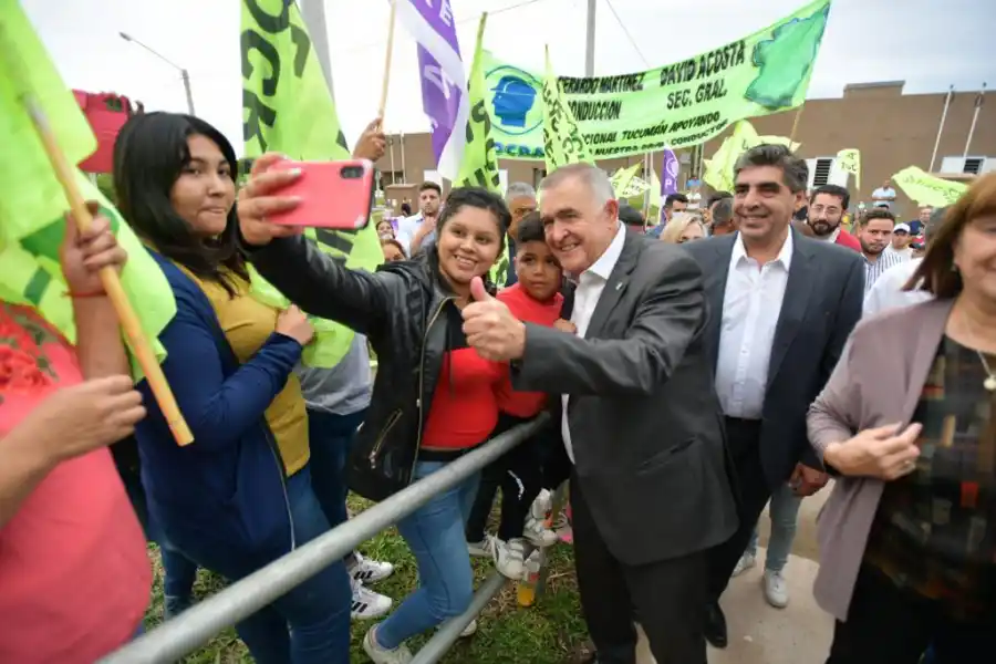Osvaldo Jaldo entregó 67 casas en Villa Carmela