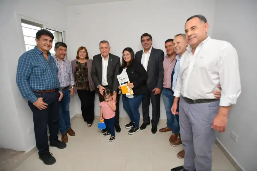 Osvaldo Jaldo entregó 67 casas en Villa Carmela