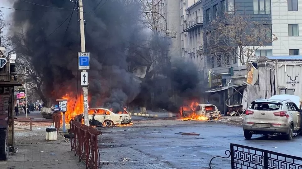 NUEVO ATAQUE. La destrucción que causó un nuevo bombardeo ruso en la ciudad ucraniana de Jersón quedó plasmada en terribles imágenes.  
