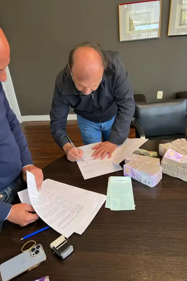 FIRMANDO TODO. El empresario jujeño Raúl Scaro al recibir el dinero.  