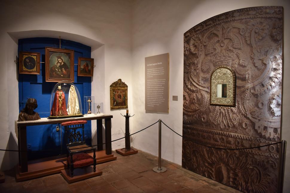 FIESTAS RELIGIOSAS. Un área de la edificación está destinada a las imágenes de santos, cristos tallados y lienzos.