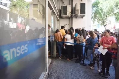 Anses: quejas por las demoras en la atención y personas que van la noche anterior a hacer fila