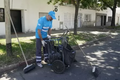 Ejemplo de superación: la historia del barrendero que se recibió de médico a los 37 años