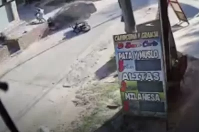 Motochorros intentaban escapar, chocaron y volaron por arriba de un auto