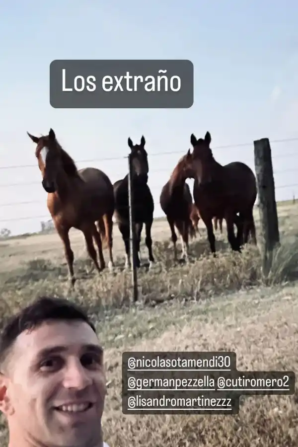 “Los extraño”: el Dibu Martínez comparó a los defensores de la Selección argentina con caballos