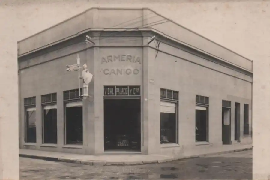 RECUERDO. El primer local de la firma con la armadura como distintivo. 