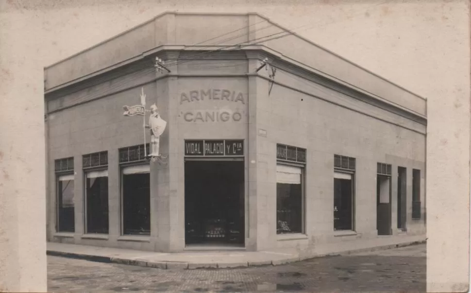 RECUERDO. El primer local de la firma con la armadura como distintivo. 