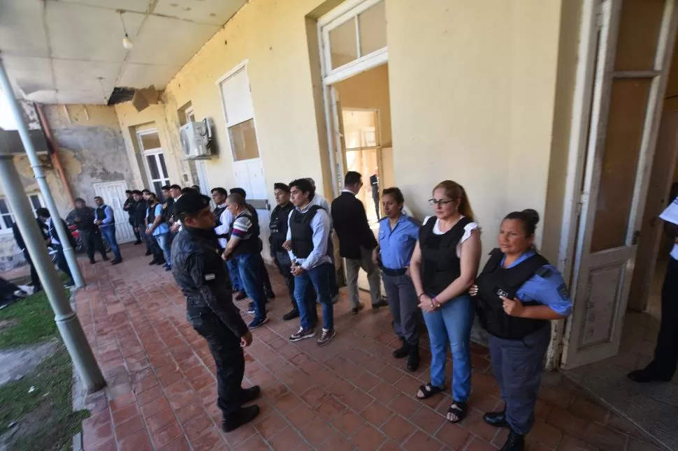 TODOS VIGILADOS. Los imputados estuvieron con una fuerte custodia en la comisaría de Monteagudo donde trasladaron el cuerpo de Espinoza. 