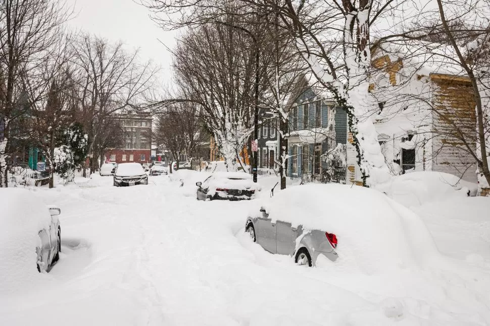 HELADAS. Cientos de vehículos quedaron atrapados en la nieve y los socorristas buscan sobrevivientes.  reuters 