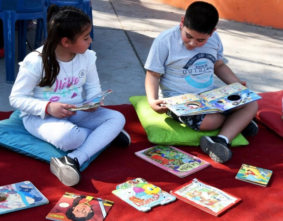 TIEMPO DE LECTURA. La Biblioteca Municipal acerca libros a los niños. 