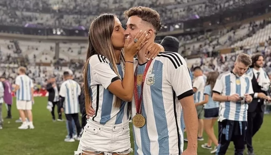 Julián Álvarez junto a su novia en el Mundial de Qatar 
