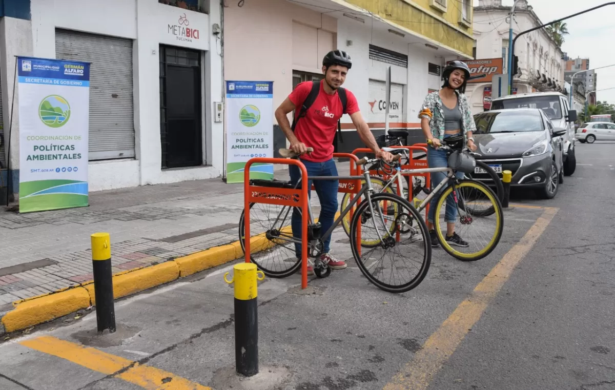 Instalan estacionamientos de bicicletas en San Miguel de Tucumán. Foto Prensa municipalidad
