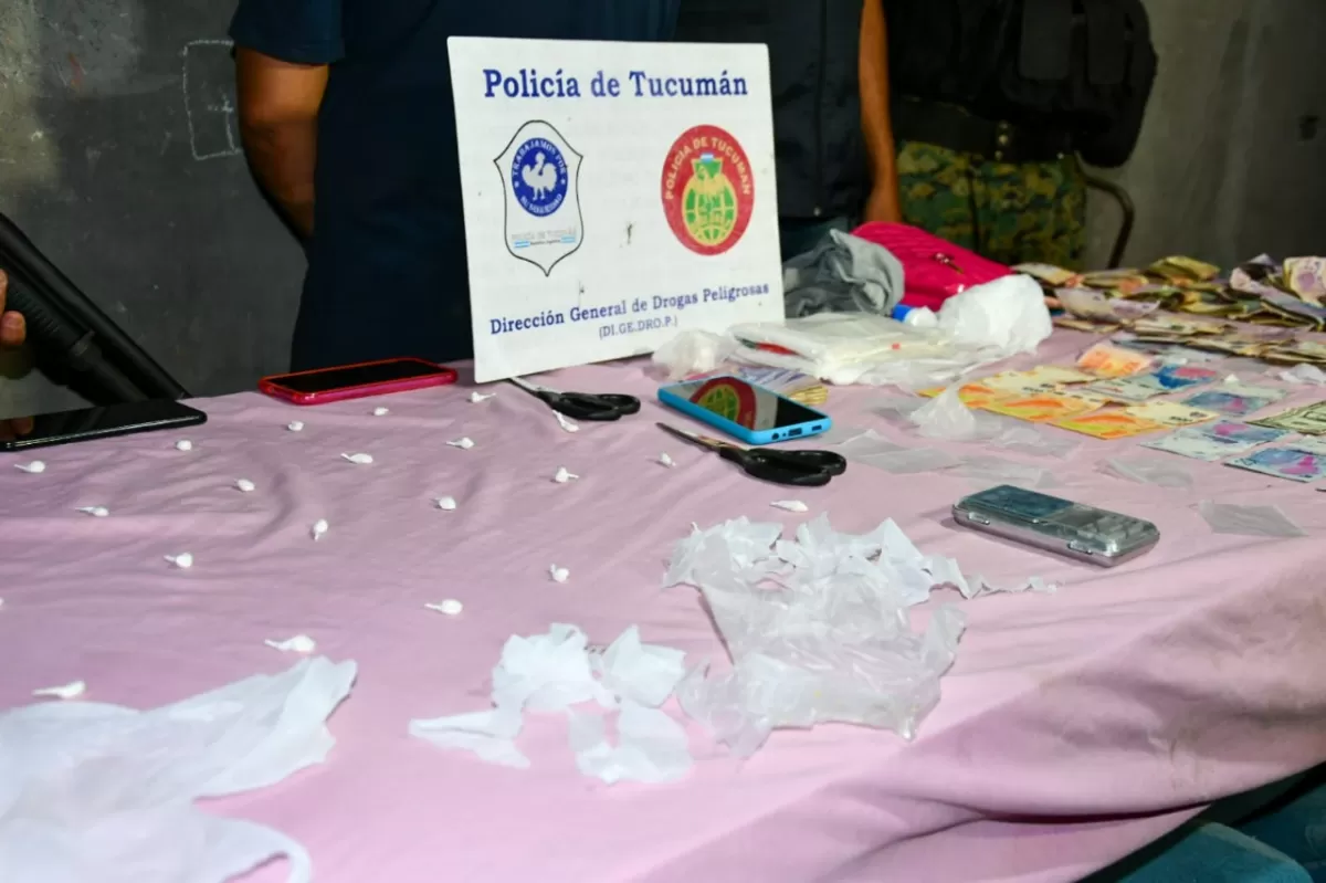 SECUESTRO. En el domicilio del detenido se secuestró drogas y elementos que servirían para demostrar la comercialización de sustancias.