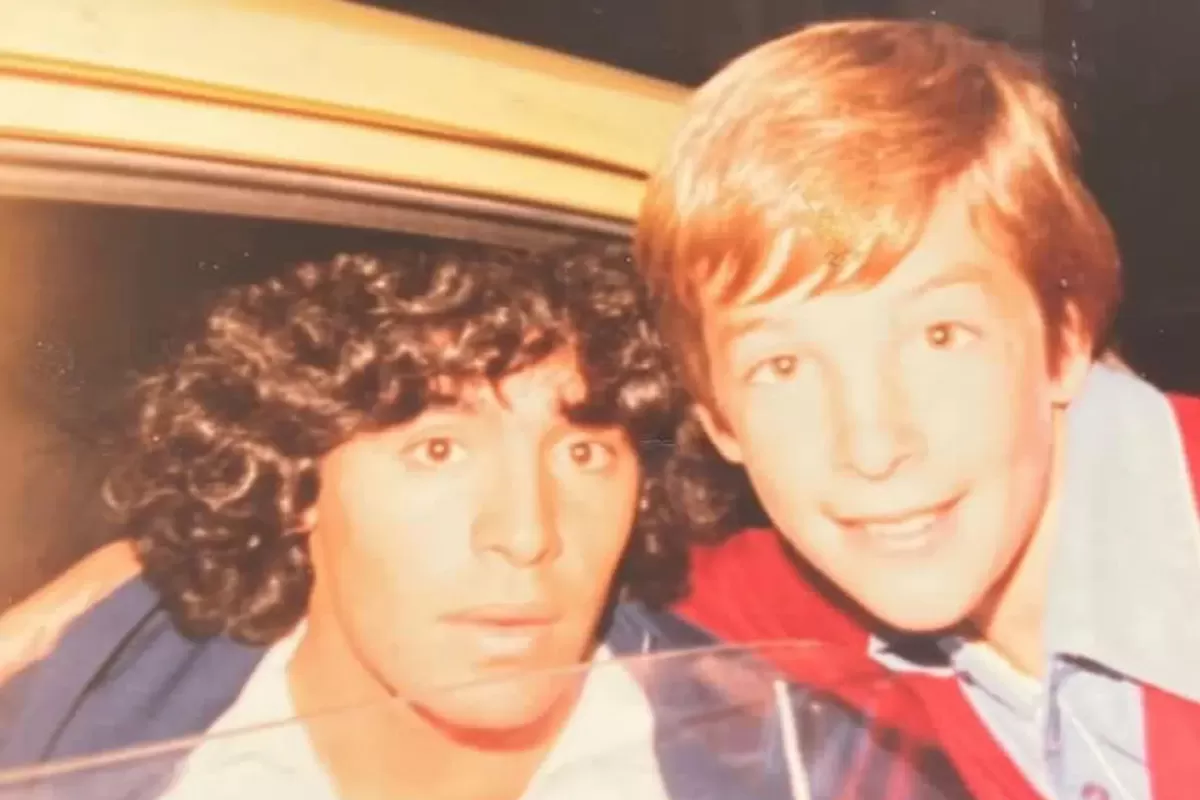 Le sacó una foto con Diego Maradona hace 41 años y lo busca para entregársela