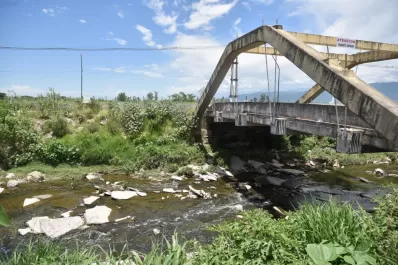 Contaminación, olores nauseabundos, pobreza, desidia y olvido en los canales Norte y Sur