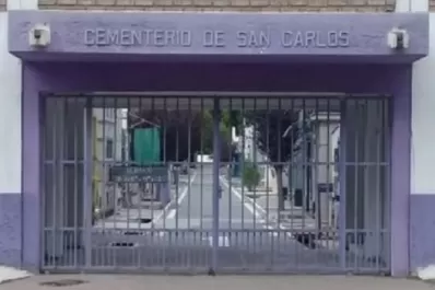 Tiró la pelota a un cementerio, la fue a buscar y no salió más