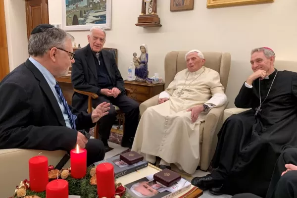 Francisco pide que recen por Benedicto
