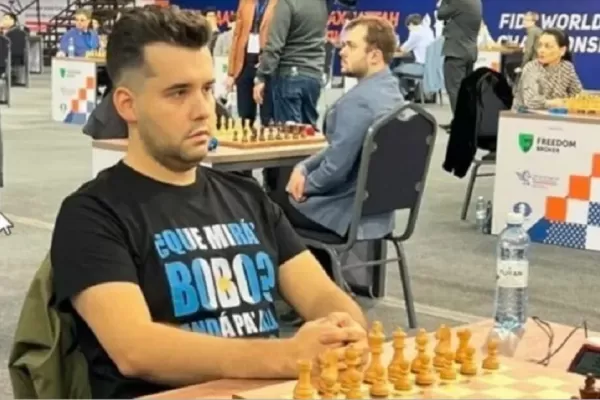 Ajedrecista ruso fue a jugar el Mundial con la remera del qué mirás, bobo y lo sancionaron