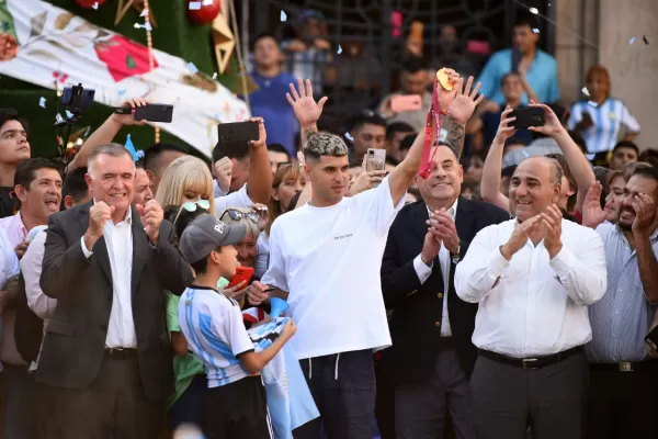 Tucu Palacios, campeón en Qatar 2022, fue homenajeado ante una multitud en la plaza Independencia