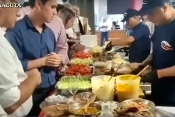 En la Legislatura repartieron sándwiches de milanesas por el saludo de fin de año