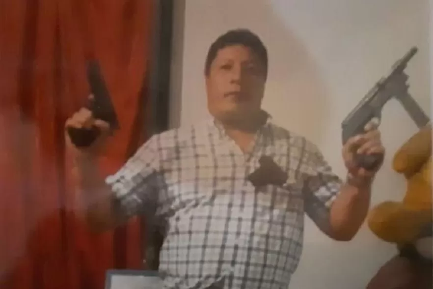 EL DETENIDO. Walter Hombre Lobo Cardozo en una foto de archivo mostrando armas de fuego.