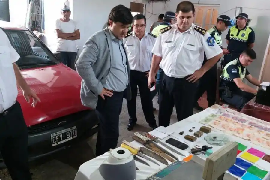  ANALIZANDO. El comisario Girveaux le muestra los resultados del procedimiento a Agüero Gamboa.  