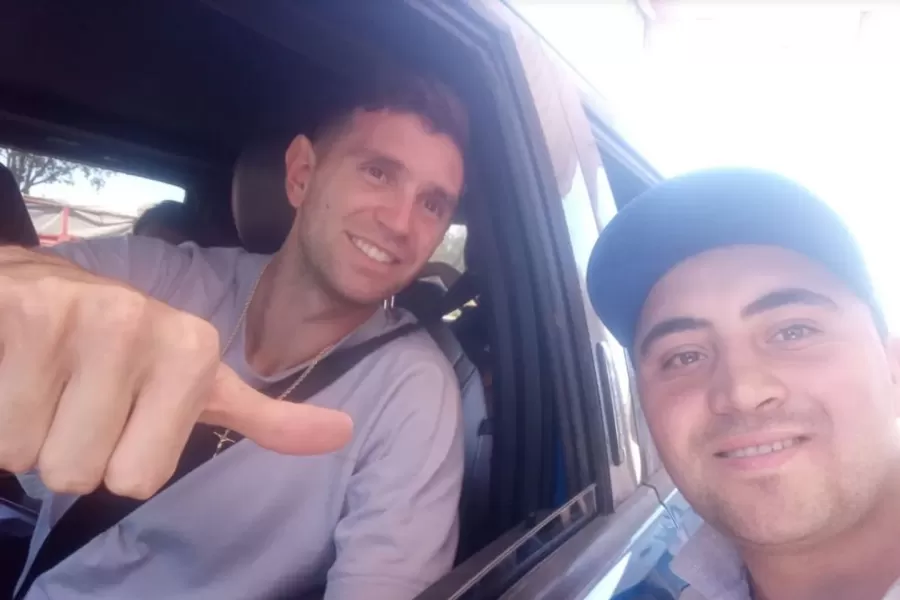 Jonathan junto al Dibu Martínez