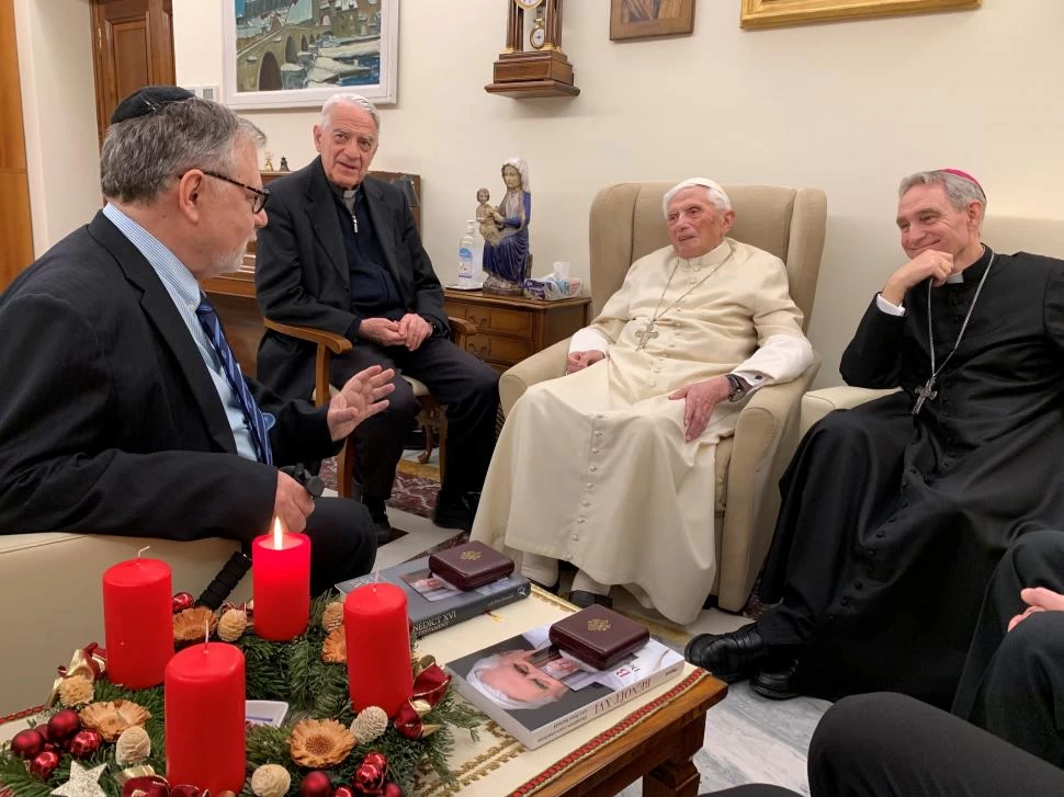 FRAGILIDAD. En la última foto que se publicó de Benedicto se lo ve muy cansado y débil, cuando entrega el “Premio Ratzinger” a dos teólogos.   
