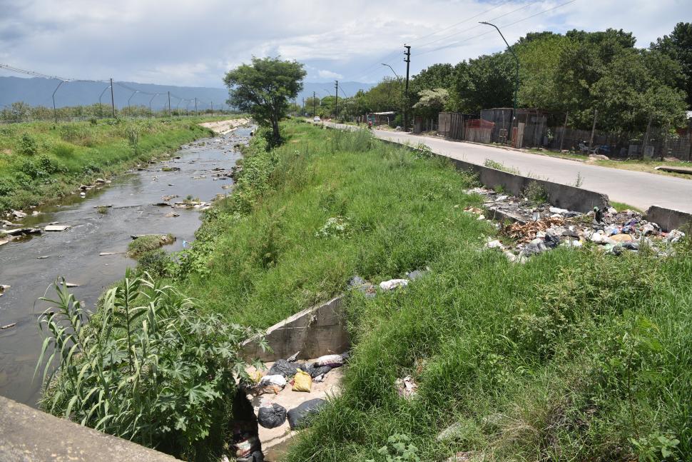 BASUREROS. A los costados y a lo largo de sus cauces, los canales se convierten en depósitos de residuos, y hasta de animales muertos.  