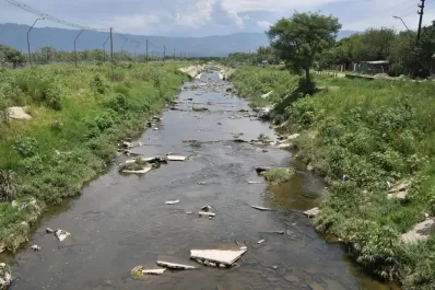 Vecinos reclaman por la falta de limpieza en los márgenes de los canales Sur y Norte