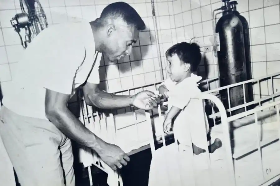 PRIVILEGIO. Kairuz junto a Pelé tras el amistoso en el José Fierro. 