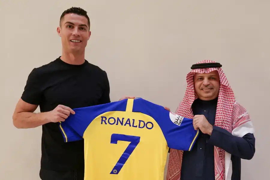Cristiano Ronaldo firmó contrato con Al Nassr, de Arabia Saudita