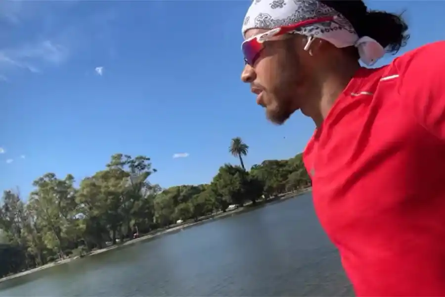 Lewis Hamilton sorprendió a todos entrenando en los Bosques de Palermo
