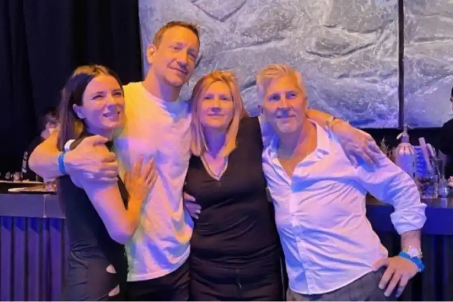 Nico Vázquez y Gime Accardi junto a los padres de Messi.