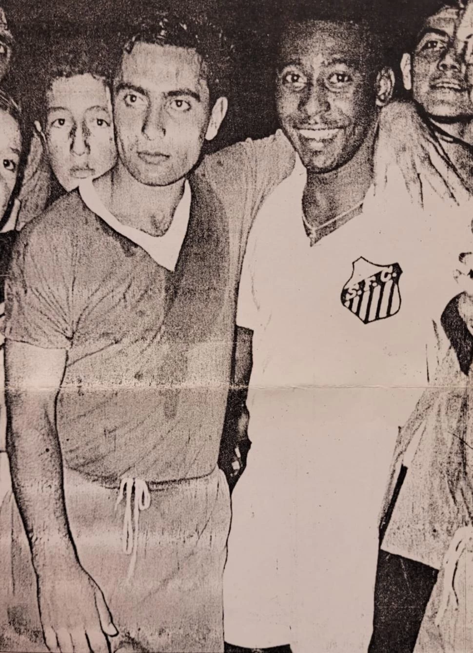 PRIVILEGIO. Kairuz junto a Pelé tras el amistoso en el José Fierro. 