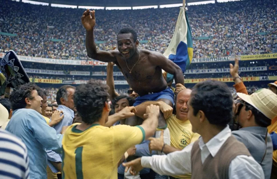 Pelé celebra el tricampeonato en México 70. Imagen Ilustrativa.