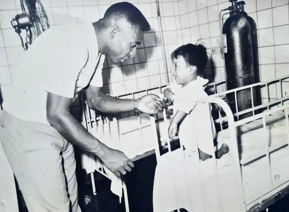 PRIVILEGIO. Kairuz junto a Pelé tras el amistoso en el José Fierro. 