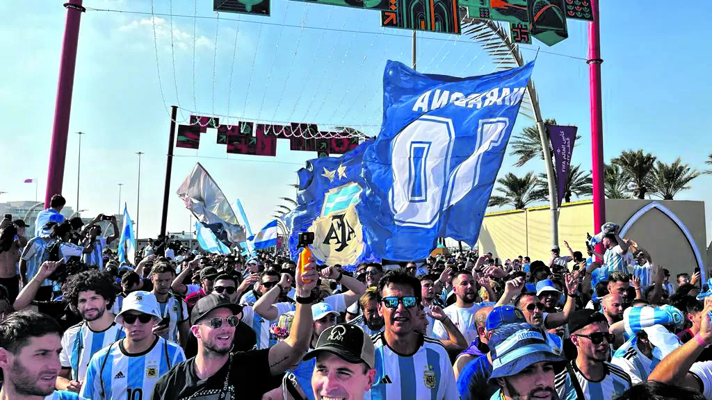 COMO EN CASA. Los argentinos coparon las calles de Qatar y de a poco se fueron metiendo en el corazón de los habitantes del país anfitrión.