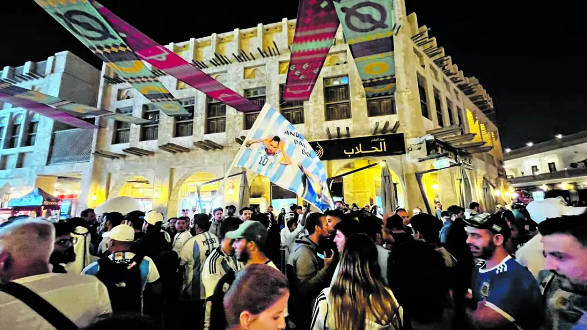 BANDERAZO. La hinchada albiceleste en las calles qataríes.