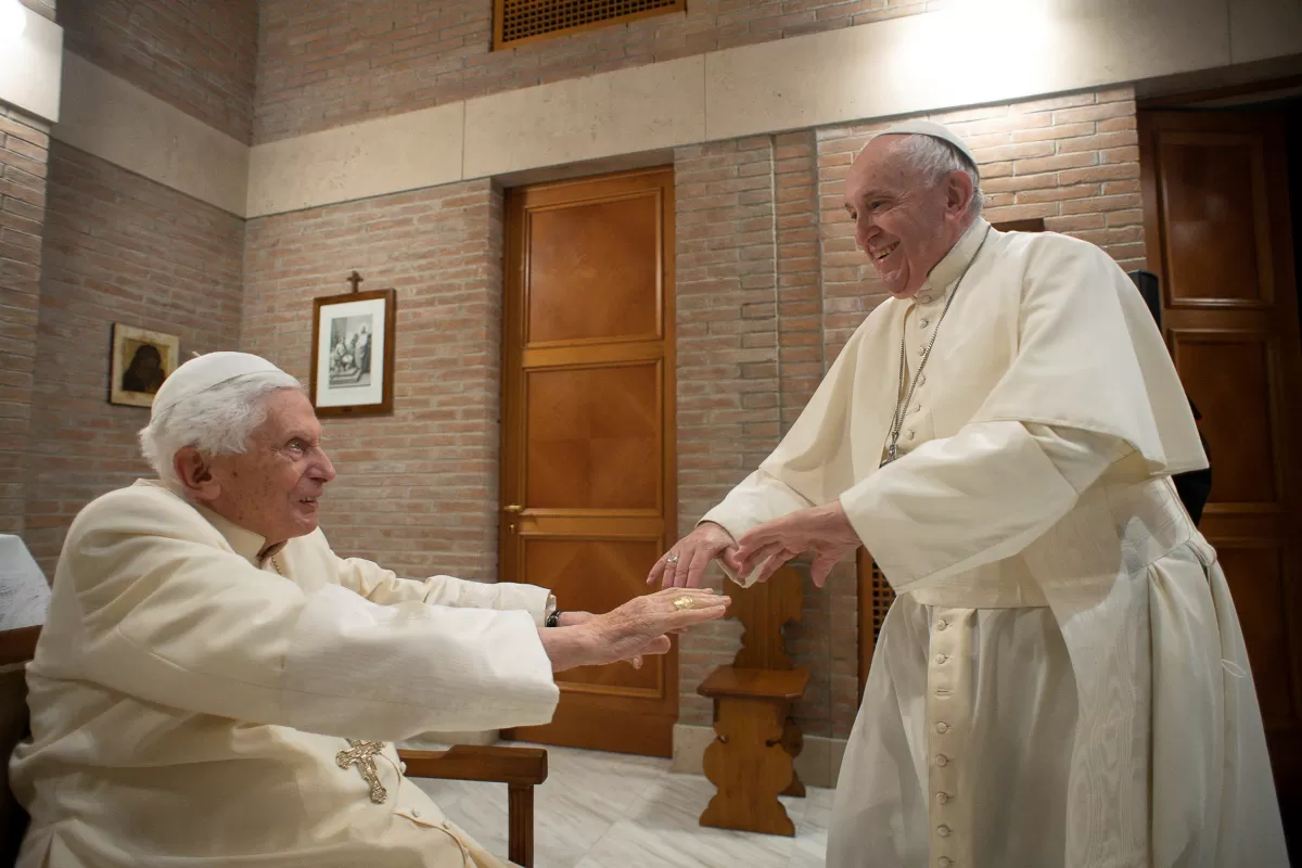 El papa Francisco saluda al papa emérito Benedicto XVI en el Vaticano, 28 de noviembre de 2020. Vatican Media