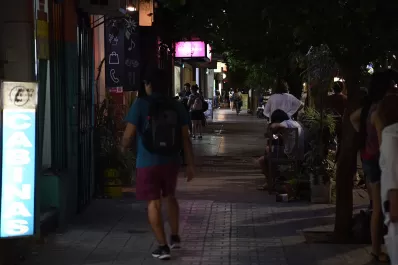 En la calle Santiago del Estero los negocios atienden tras las rejas, según la hora
