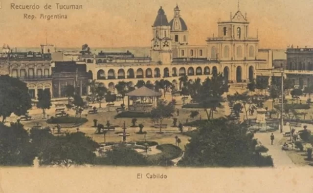 EL TUCUMÁN DE 1886. Una imagen del viejo Cabildo frente a la plaza. 