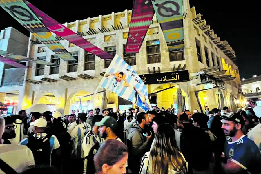 BANDERAZO. La hinchada albiceleste en las calles qataríes.