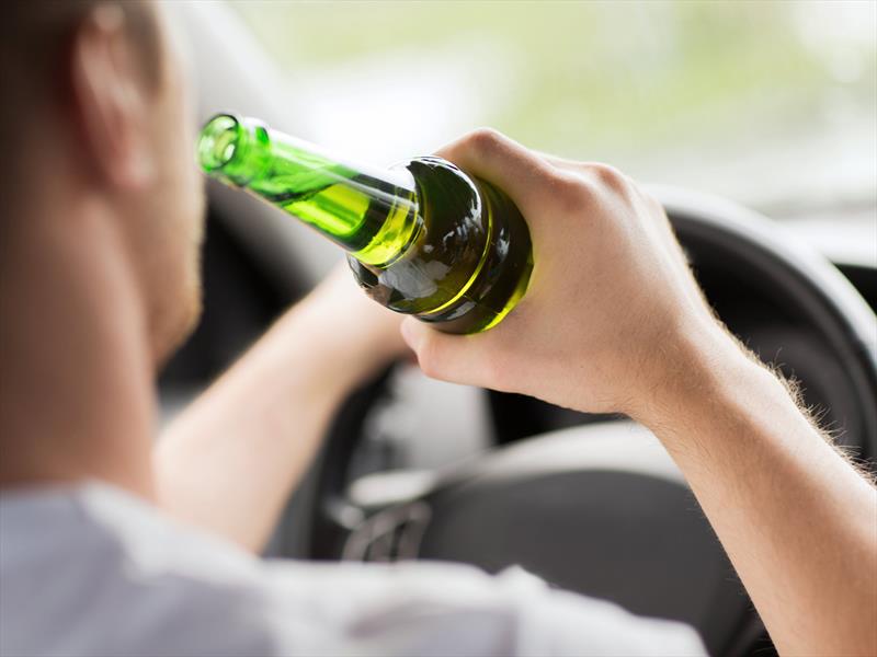 NO MANEJAR. El alcohol afecta la capacidad de reacción al conducir.