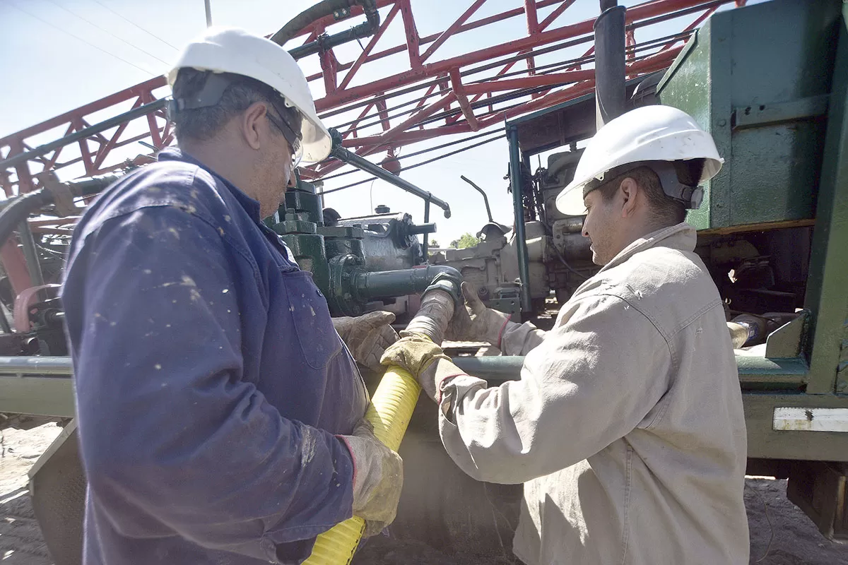 EN PLENA OBRA. La realización del pozo llevó alegría a los vecinos. 